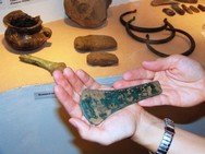 Ojedinělý nález sekery ze starší doby bronzové u Mimoně. Foto P. Jenč, 2008