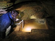 Zlatá jeskyně v Klokočských skalách – drobná sondáž v narušeném terénu s nálezy z mladší doby bronzové. Foto P. Jenč, 2009